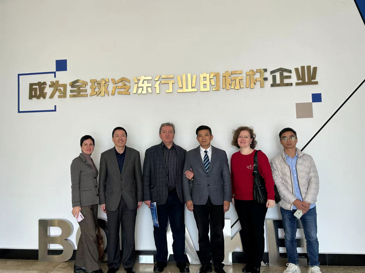 热烈欢迎国内外知名大学教授莅临公司参观交流